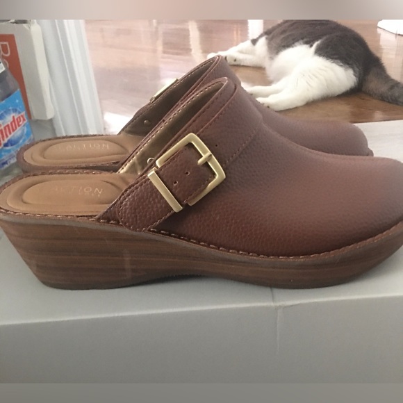 Kenneth Cole Reaction “Prime 2-Way” synthetic leather clogs (color: Tobacco) - Picture 4 of 8